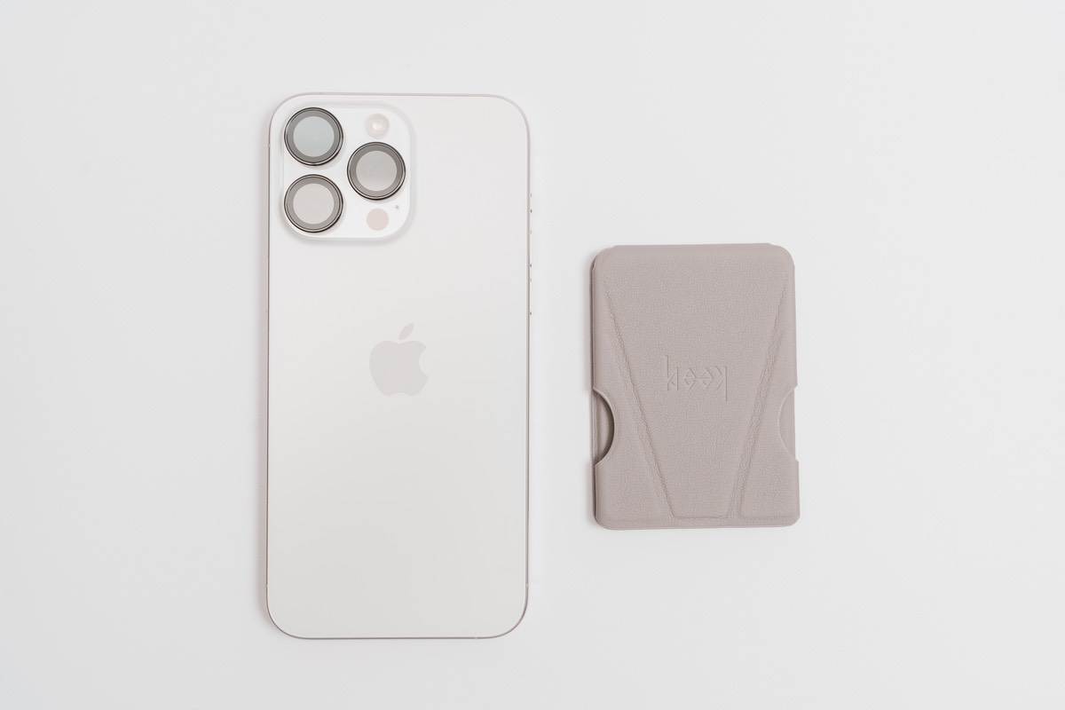 iPhone 15 Pro Max ホワイトチタニウムとbeak mag イーグル・アッシュを並べてみた