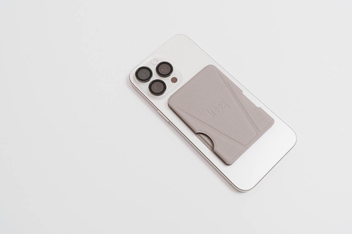 iPhone 15 Pro Max ホワイトチタニウムとbeak mag イーグル・アッシュを装着してみた