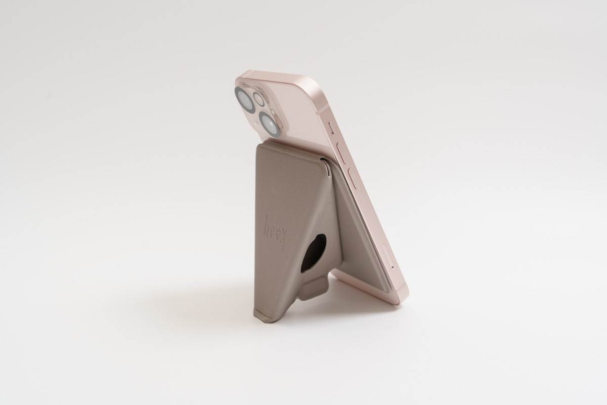 beak magを使ってiPhone 13 miniを縦に置くと60°の角度となる