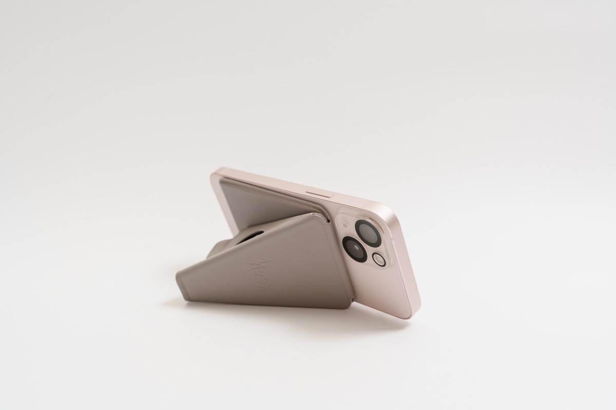 beak magを使ってiPhone 13 miniを横に置くと66°の角度となる