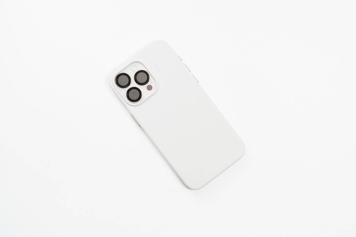 MOFT MOVAS レザーケースをiPhone 15 Pro Max ホワイトチタニウムに装着してみた