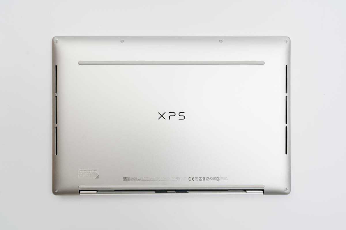 DELL XPS 13 Plus (9320)の背面には大きくXPSと印字してある