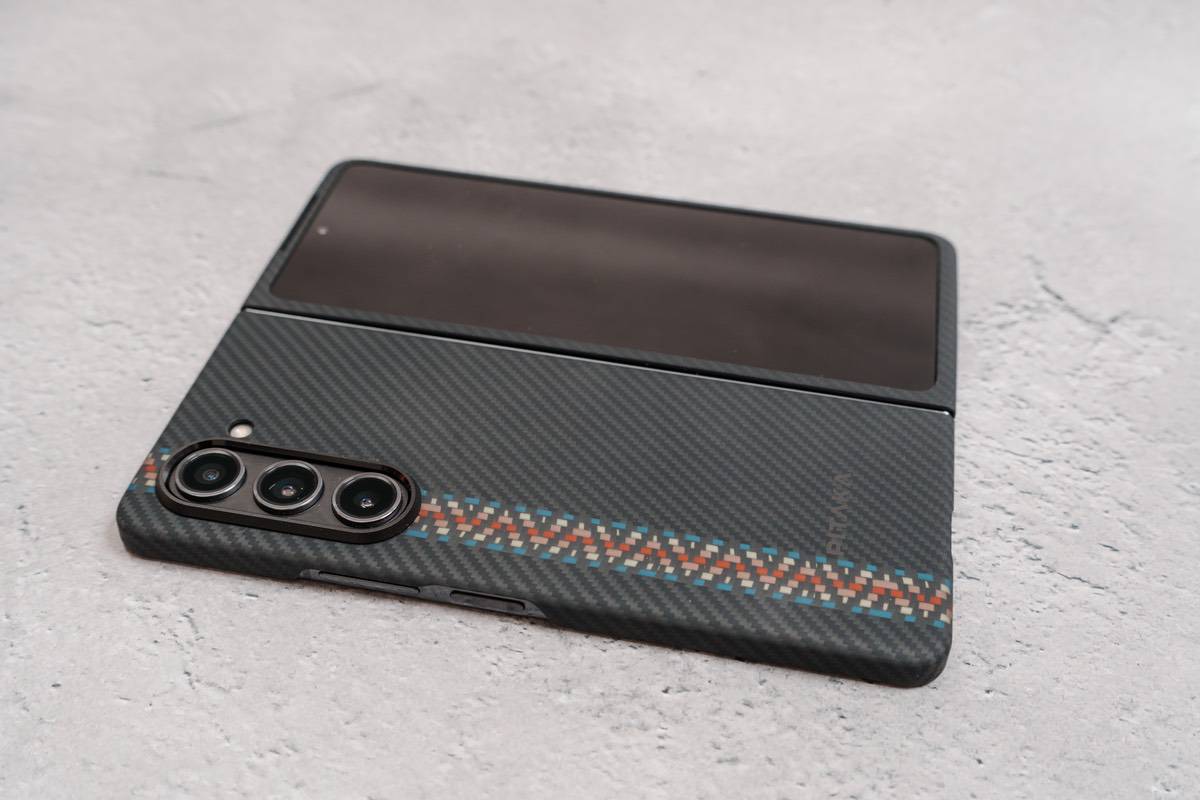 PITAKA Air Case for Galaxy Z Fold5は装着してもほぼ厚みが変わらないミニマルなケースとなっている