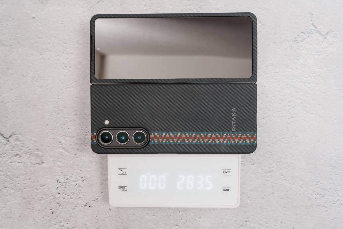 PITAKA Air Case for Galaxy Z Fold5を装着した状態で283.5gとなる