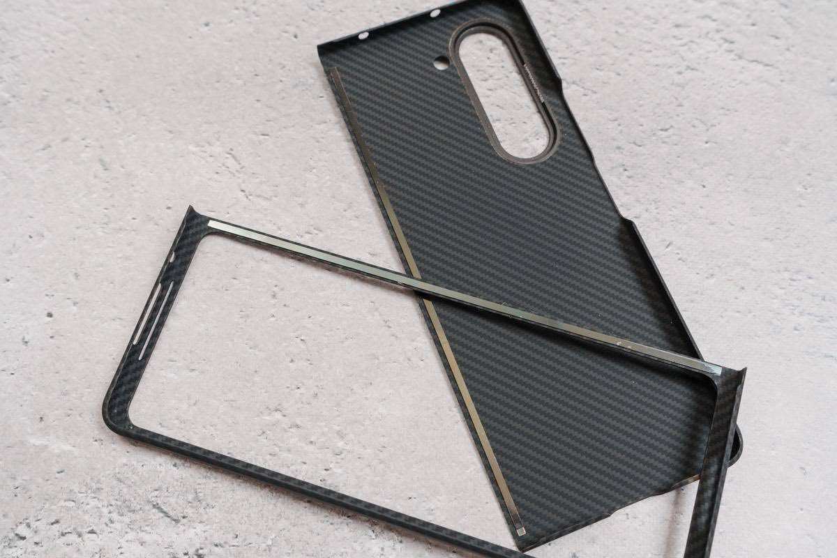 PITAKA Air Case for Galaxy Z Fold5は粘着テープで装着するようになっている
