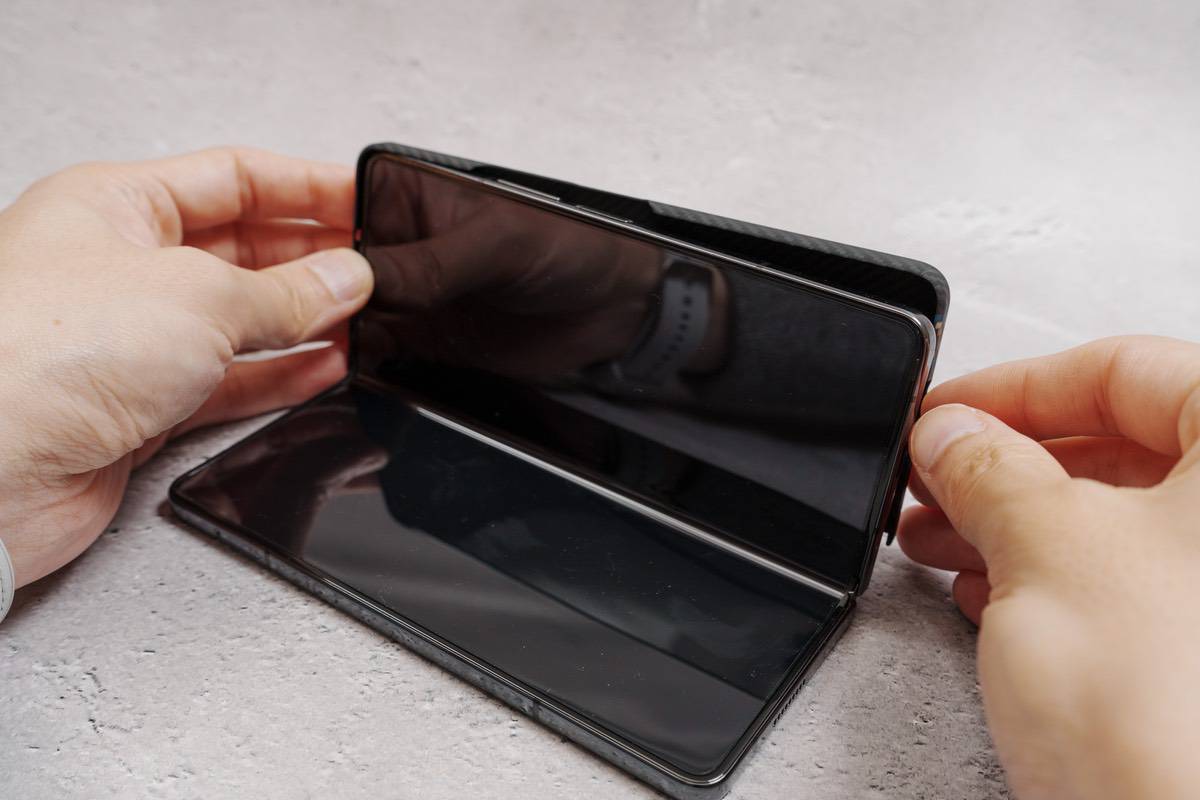 PITAKA Air Case for Galaxy Z Fold5を本体に装着している様子