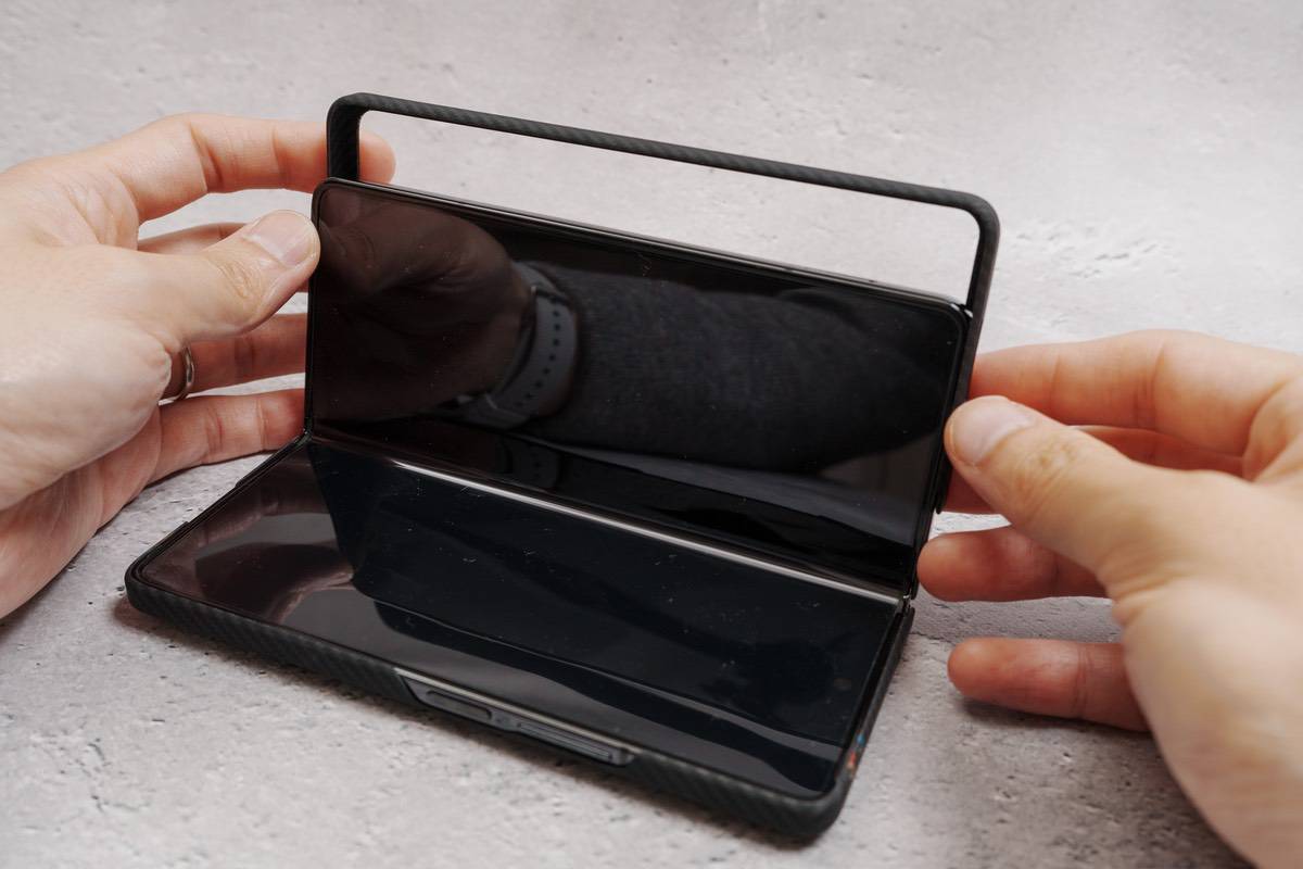 PITAKA Air Case for Galaxy Z Fold5はスライドしながら装着する