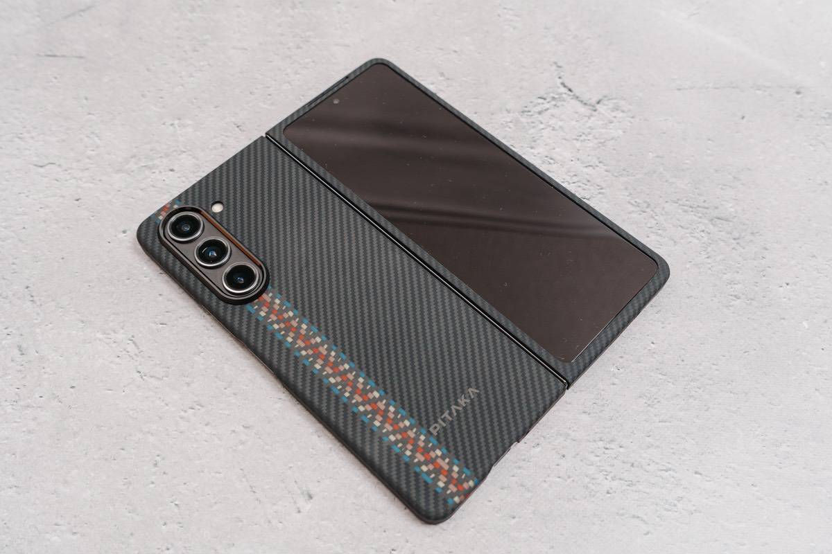 PITAKA Air Case for Galaxy Z Fold5は装着したときの厚みなどケースなしとほぼ変わらない