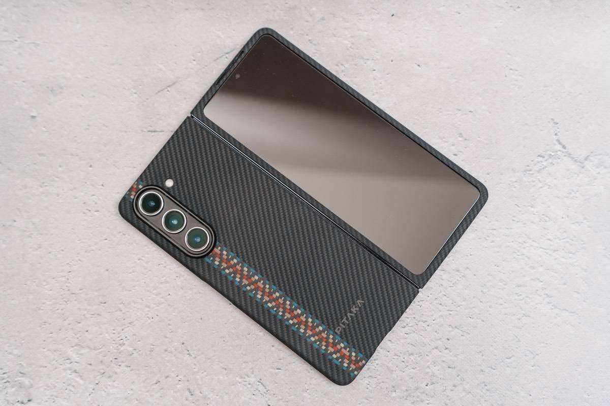PITAKA Air Case for Galaxy Z Fold5のラプソディ柄はシンプルなデザインとなっている