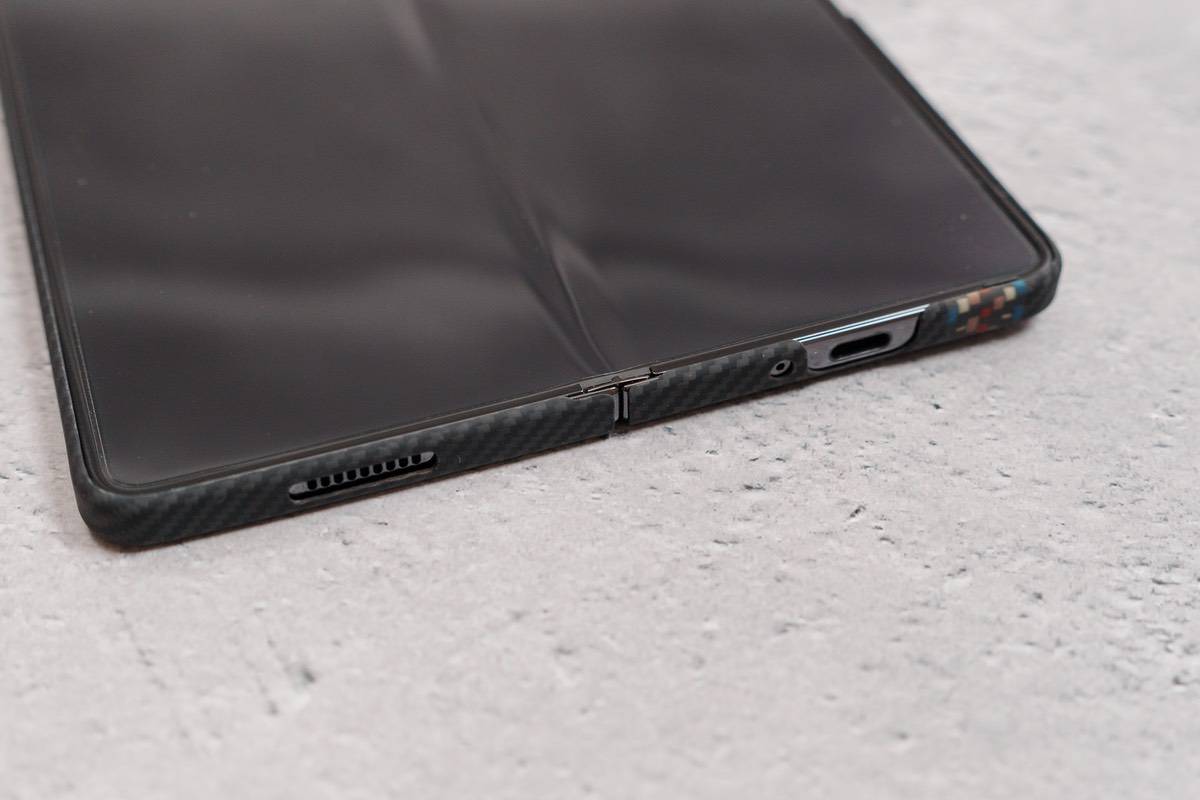 PITAKA Air Case for Galaxy Z Fold5は開いた状態だとヒンジ部分はしっかり隠れている