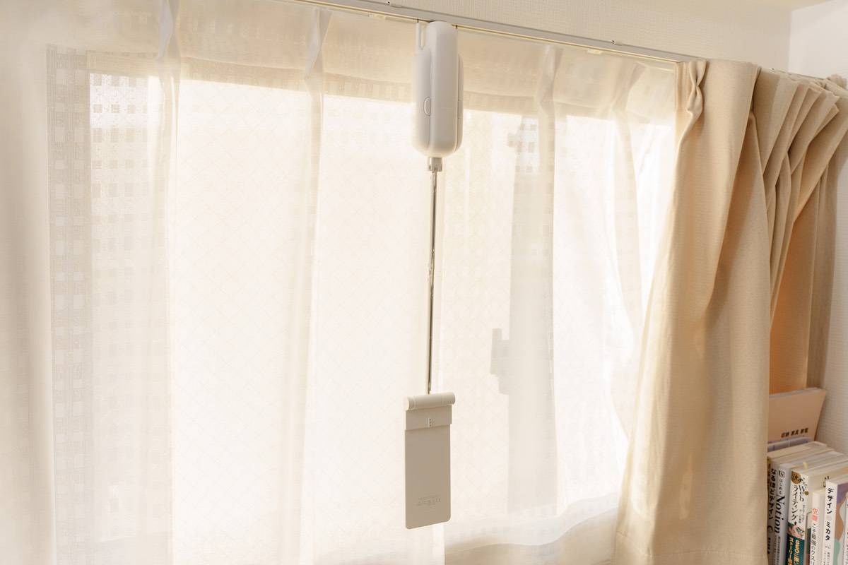 SwitchBot カーテン3はソーラーパネルを装着した状態でカーテンにぶら下げることができる