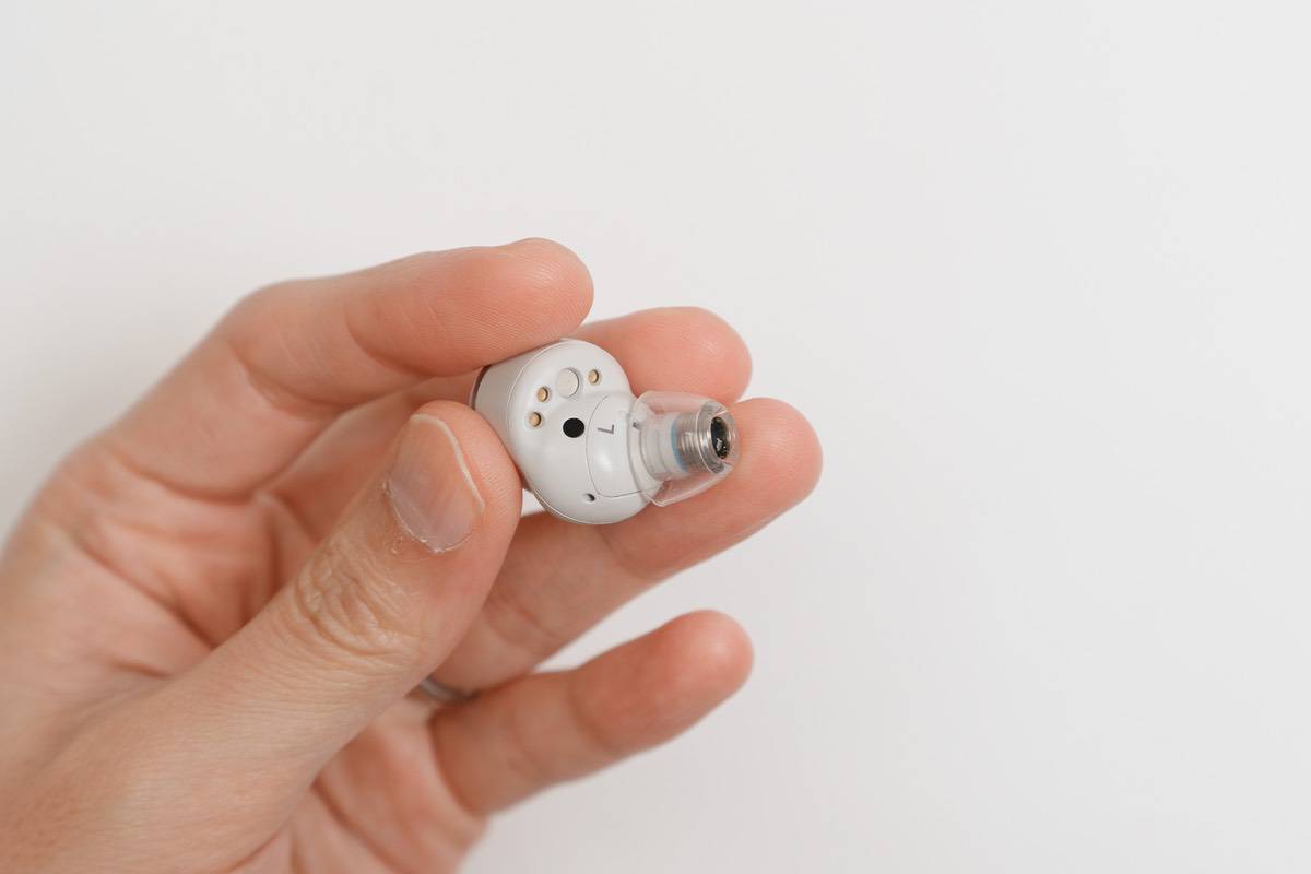 EAH-AZ80はコンチャフィット形状で耳の穴の形にフィットする