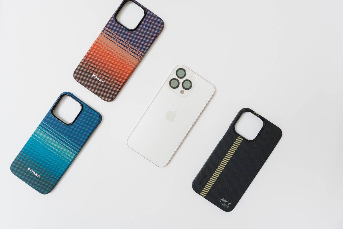 iPhone 15 Pro MaxのホワイトチタニウムとPITAKA MagEZ Case5全色を並べてみた