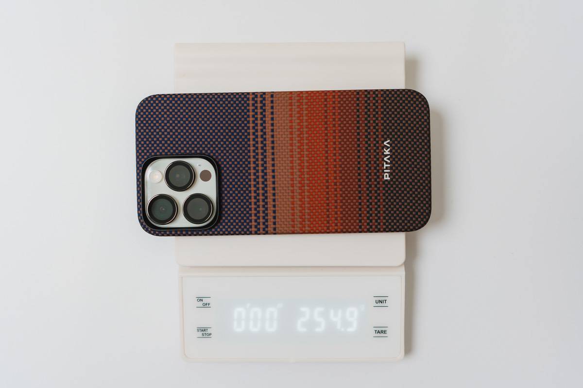 iPhone 15 Pro MaxにPITAKA MagEZ Case5を装着したときの重量を計測してみた
