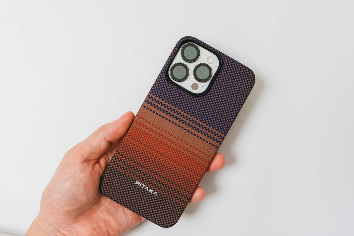 PITAKA MagEZ Case5はiPhoneのサイズ感をほぼそのままに使うことができる