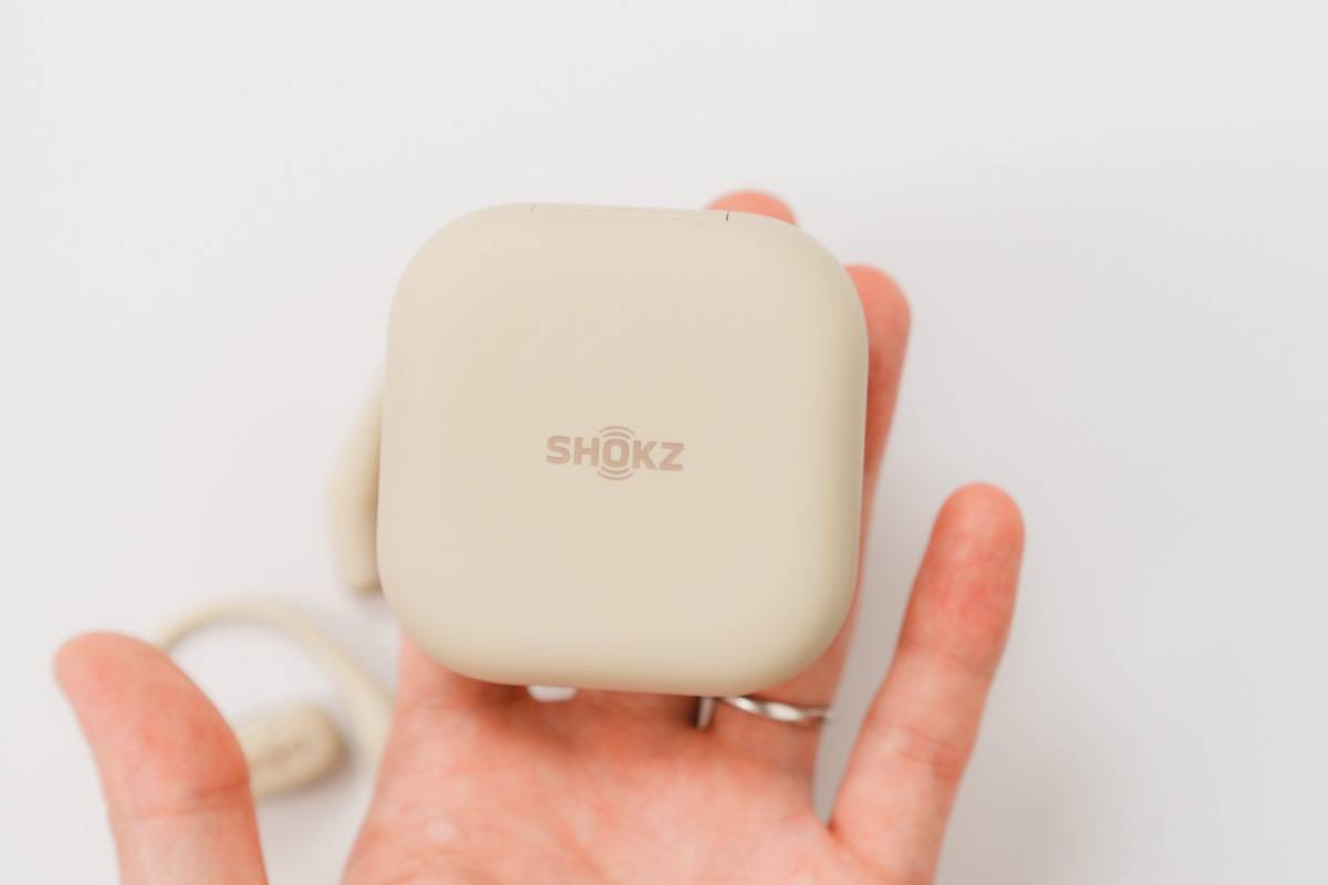 Shokz OpenFitは樹脂製素材が充電ケースに採用されている