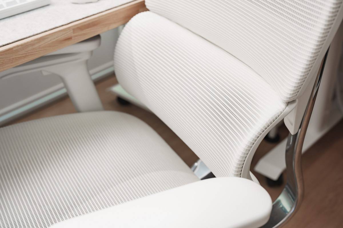 COFO Chair Premium ホワイトのランバーサポートはしっかりと腰を支えてくれる