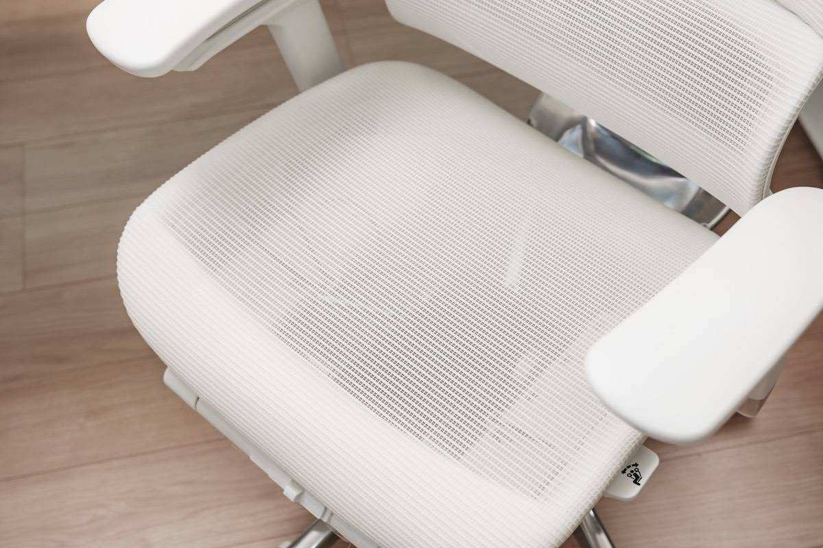 COFO Chair Premium ホワイトの座面はメッシュ素材となっている