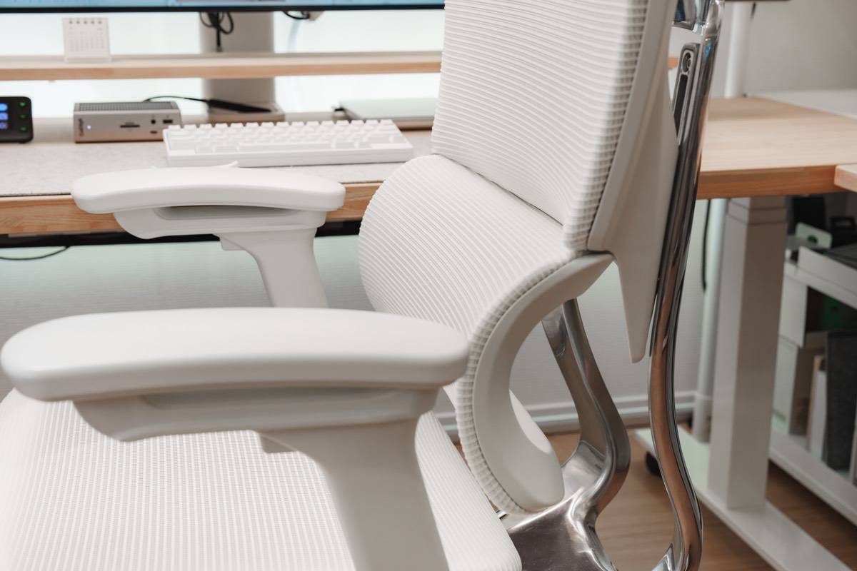 COFO Chair Premium ホワイトには腰を支えるランバーサポートが搭載されている