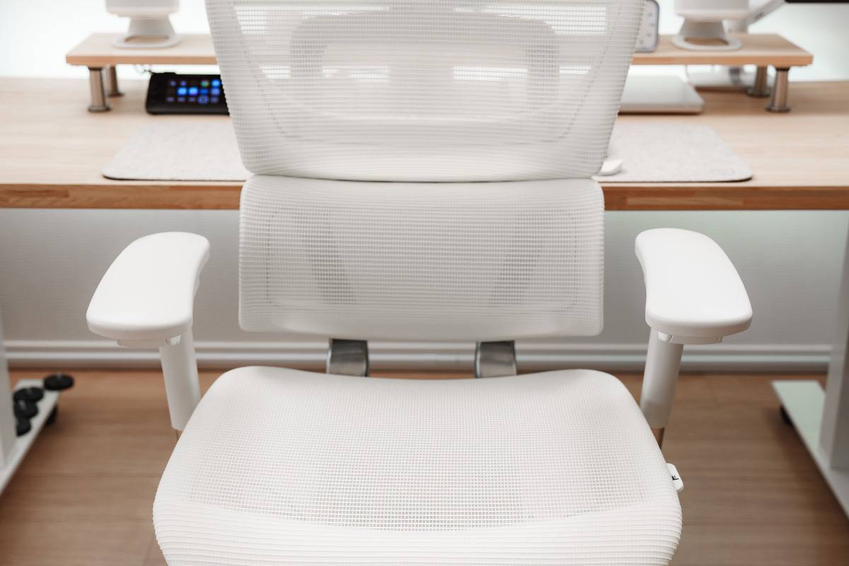 COFO Chair Premium ホワイトのアームレストが中間の状態