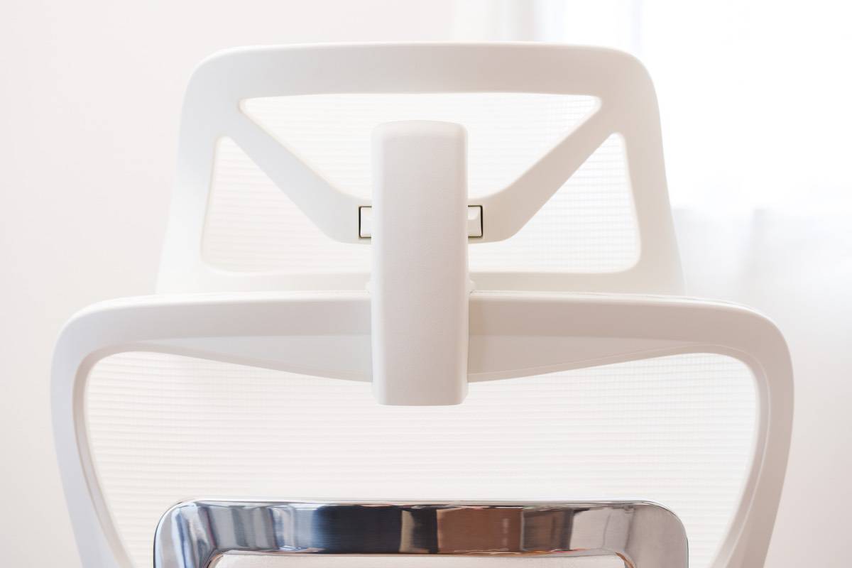 COFO Chair Premium ホワイトのヘッドレストはしっかり中央に配置する