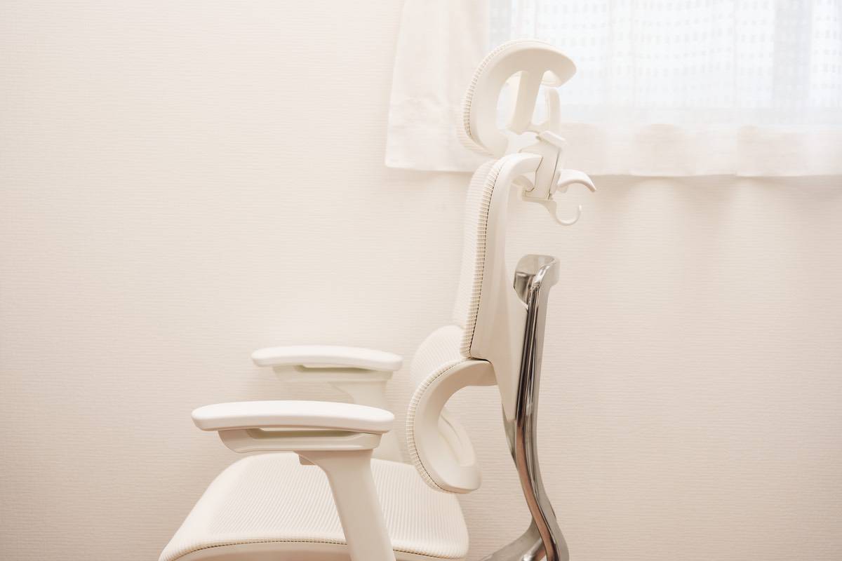 COFO Chair Premium ホワイトの腰部高さが1番高い状態