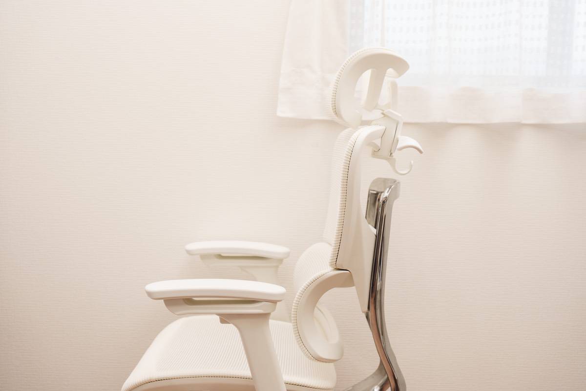 COFO Chair Premium ホワイトの腰部高さが1番低い状態