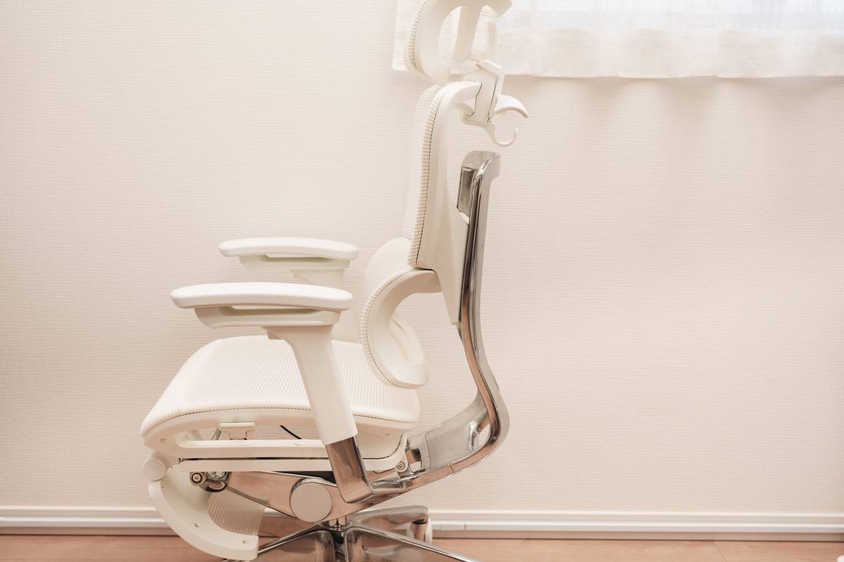 COFO Chair Premium ホワイトのリクライニングが通常の状態