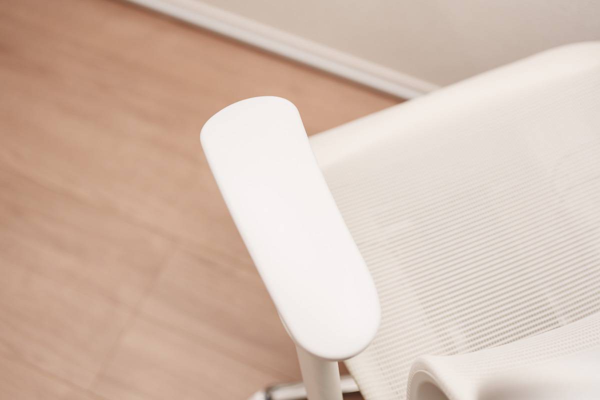COFO Chair Premium ホワイトの4Dアームレストを上から撮影してみた