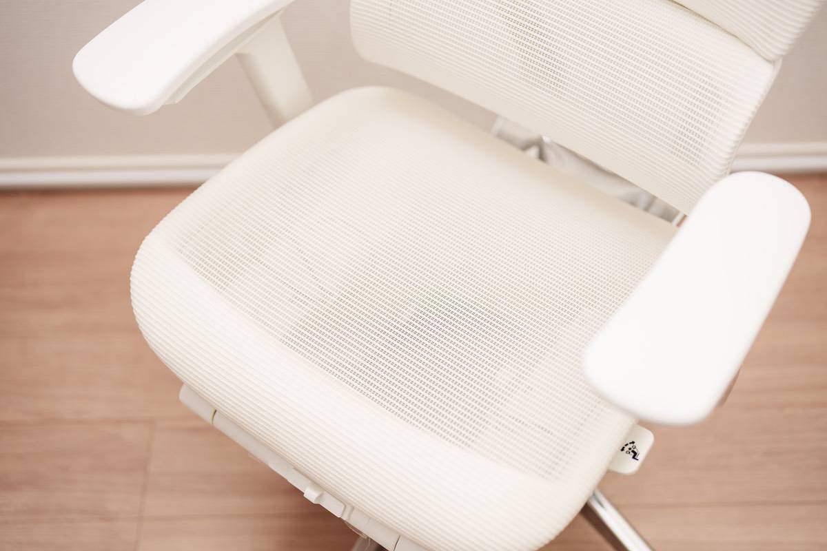 COFO Chair Premium ホワイトの座面はメッシュ素材となっている