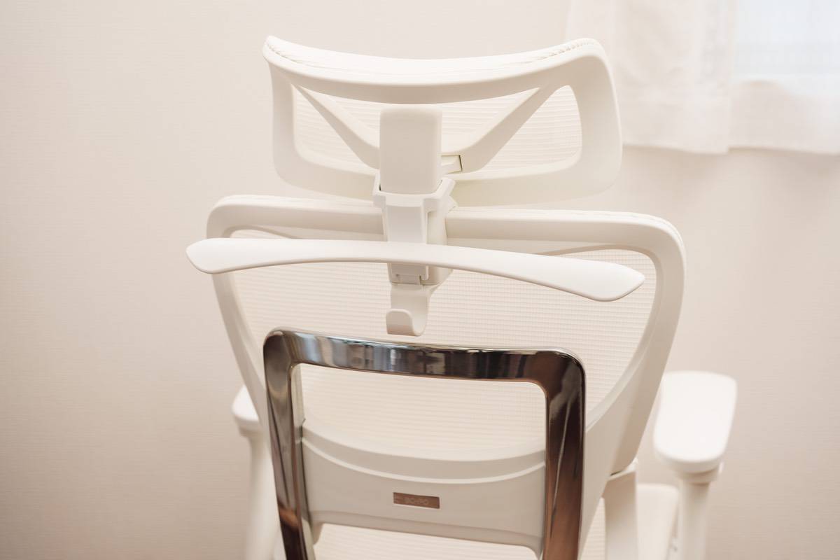 COFO Chair Premium ホワイトの背面にはジャケットハンガーと小物フックがある