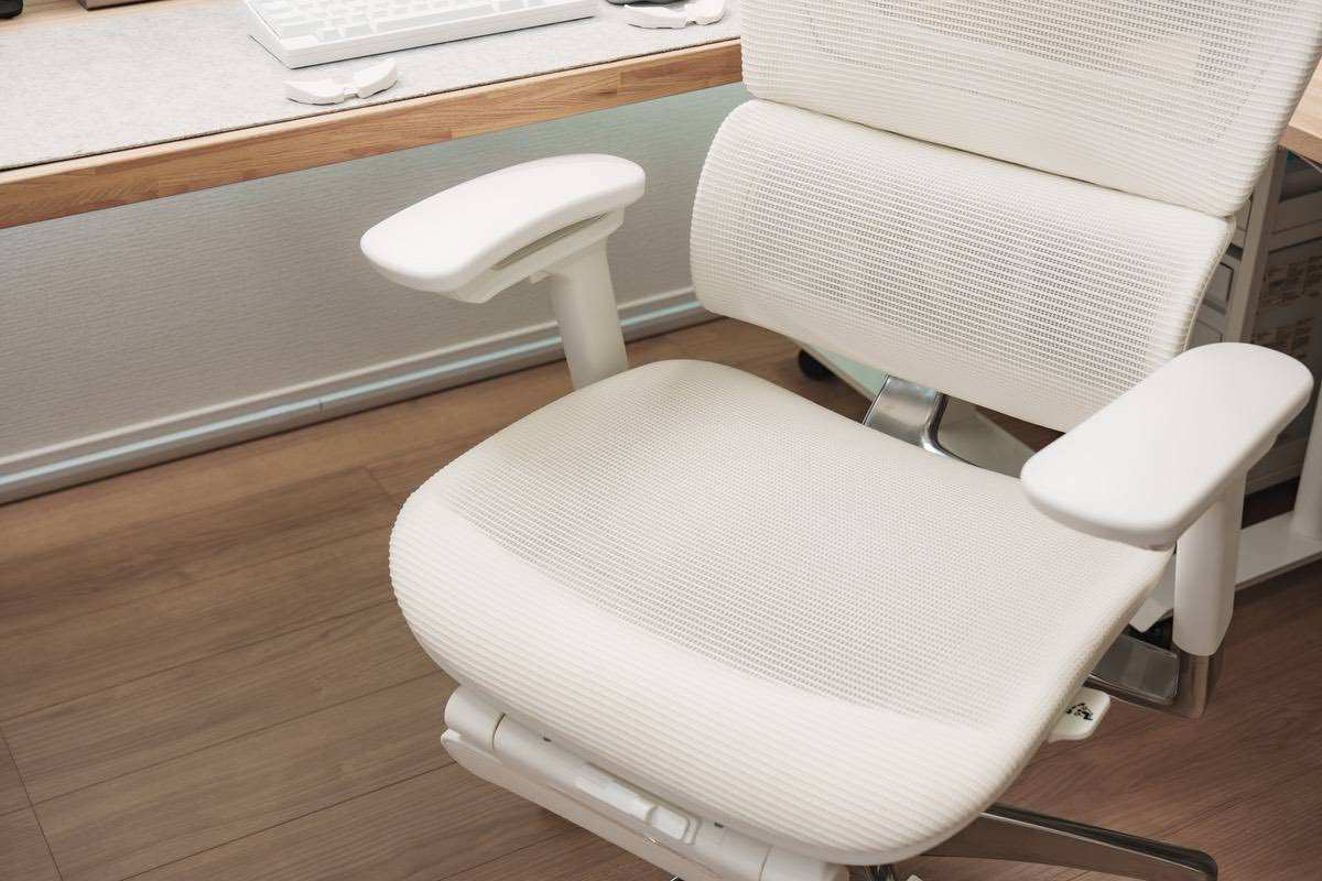 COFO Chair Premium ホワイトのアームやメッシュ素材も白になっている