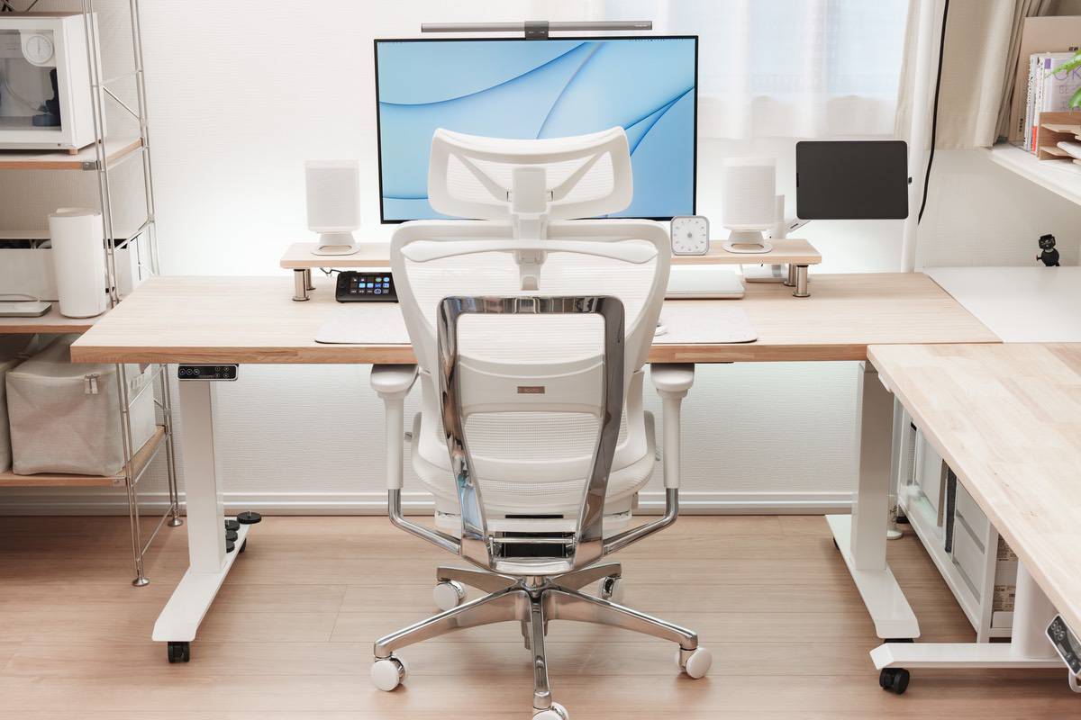 COFO Chair Premium ホワイトはアルミ × ホワイトで高級感がある