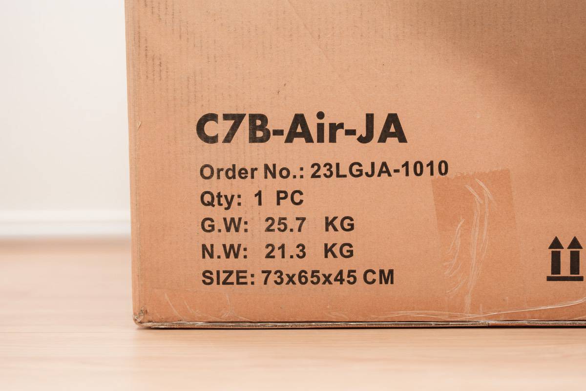 FlexiSpot C7 Airは梱包時に25.7kgある