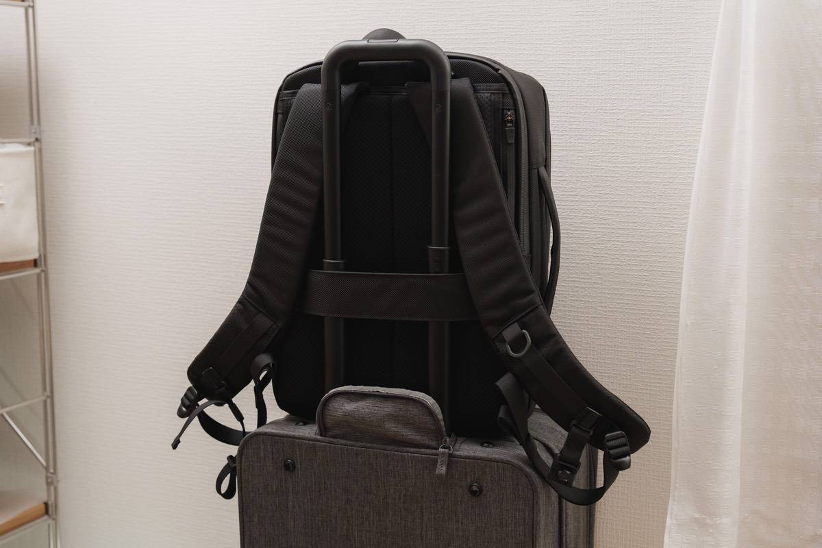 Ergofinite THE TOKYO TECHPACKにはキャリケースに装着できるベルトがある