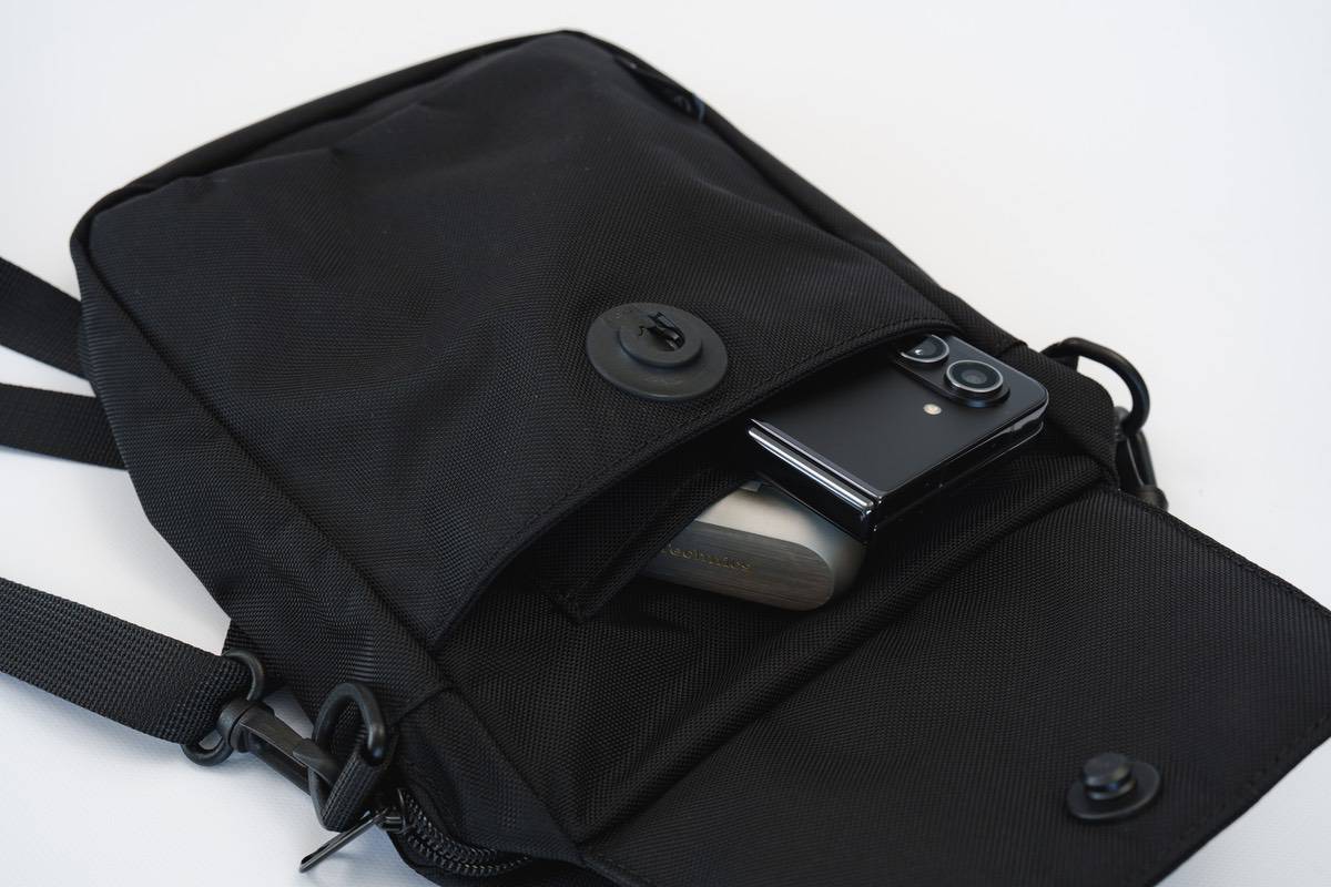 Evoon マルチショルダーバッグMiniの前面ポケットにはスマホやワイヤレスイヤホンが収納できる