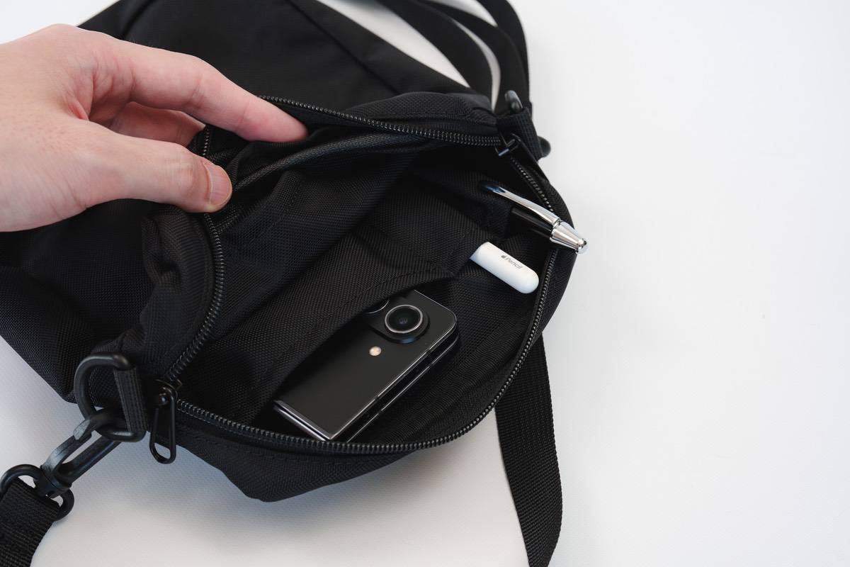Evoon マルチショルダーバッグMiniのメインポケットはスマホやペンを収納できるポケットがある