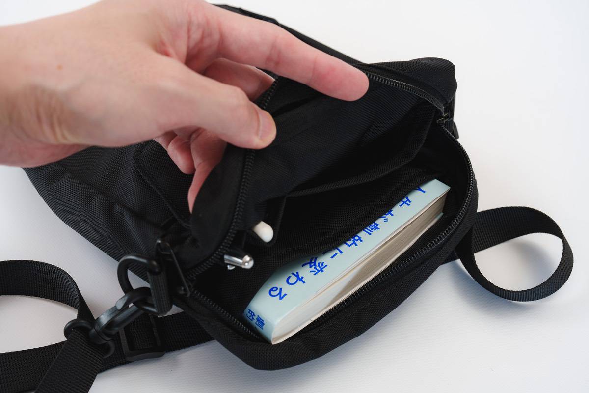 Evoon マルチショルダーバッグMiniのメインポケットには本やiPad mini 6を収納できるポケットがある