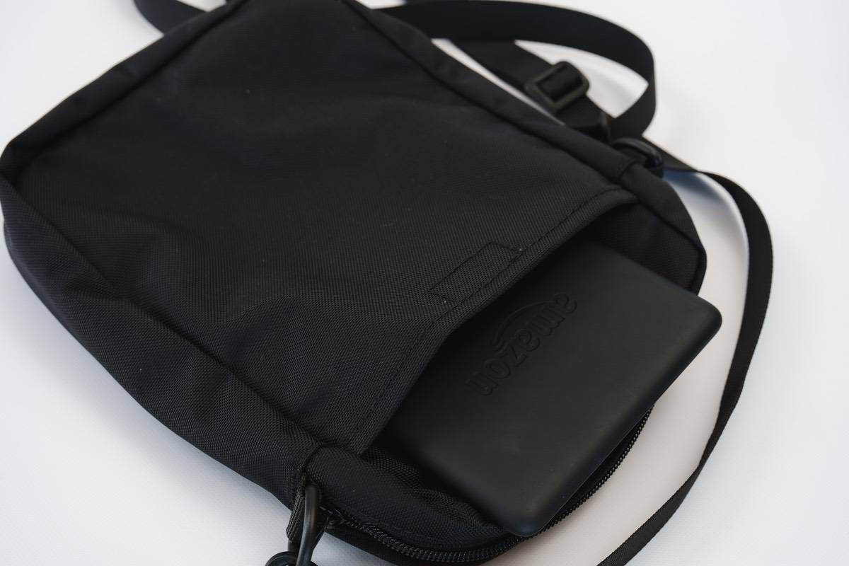 Evoon マルチショルダーバッグMiniの背面ポケットはマジックテープ式となっており、本などが収納可能となっている
