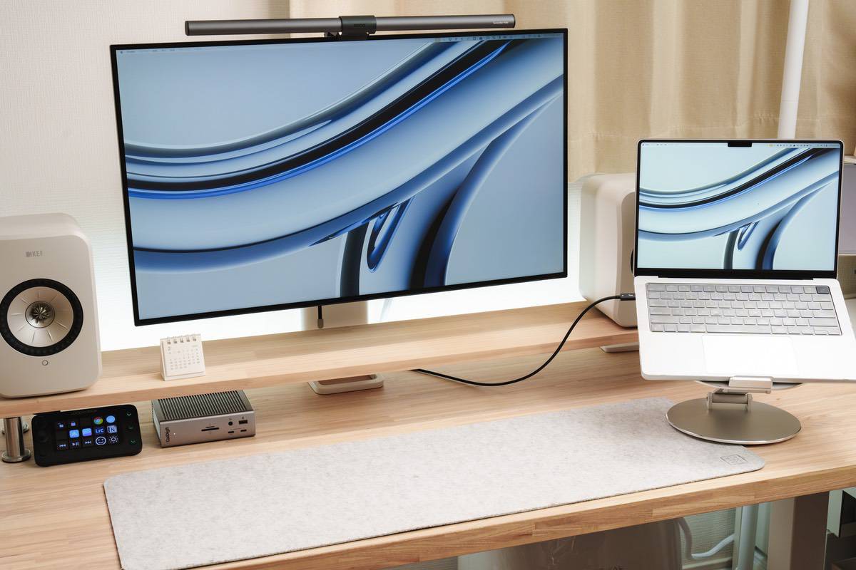 LINDYのThunderbolt 4 ケーブル 1mを使うとPCスタンドに乗せてMacBook Proを開くことができる