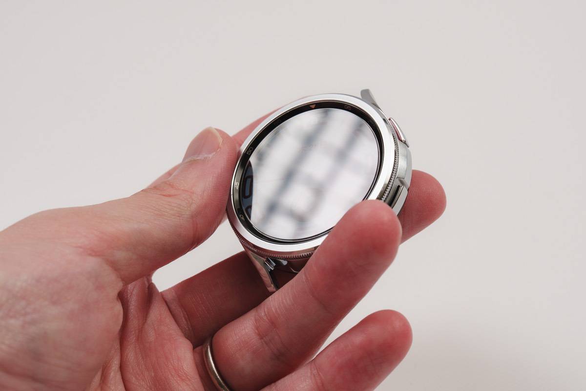 Spigen GLAS.tR EZ Fit for Galaxy Watch 6 Classicの貼り付け前後で反射は変わらない