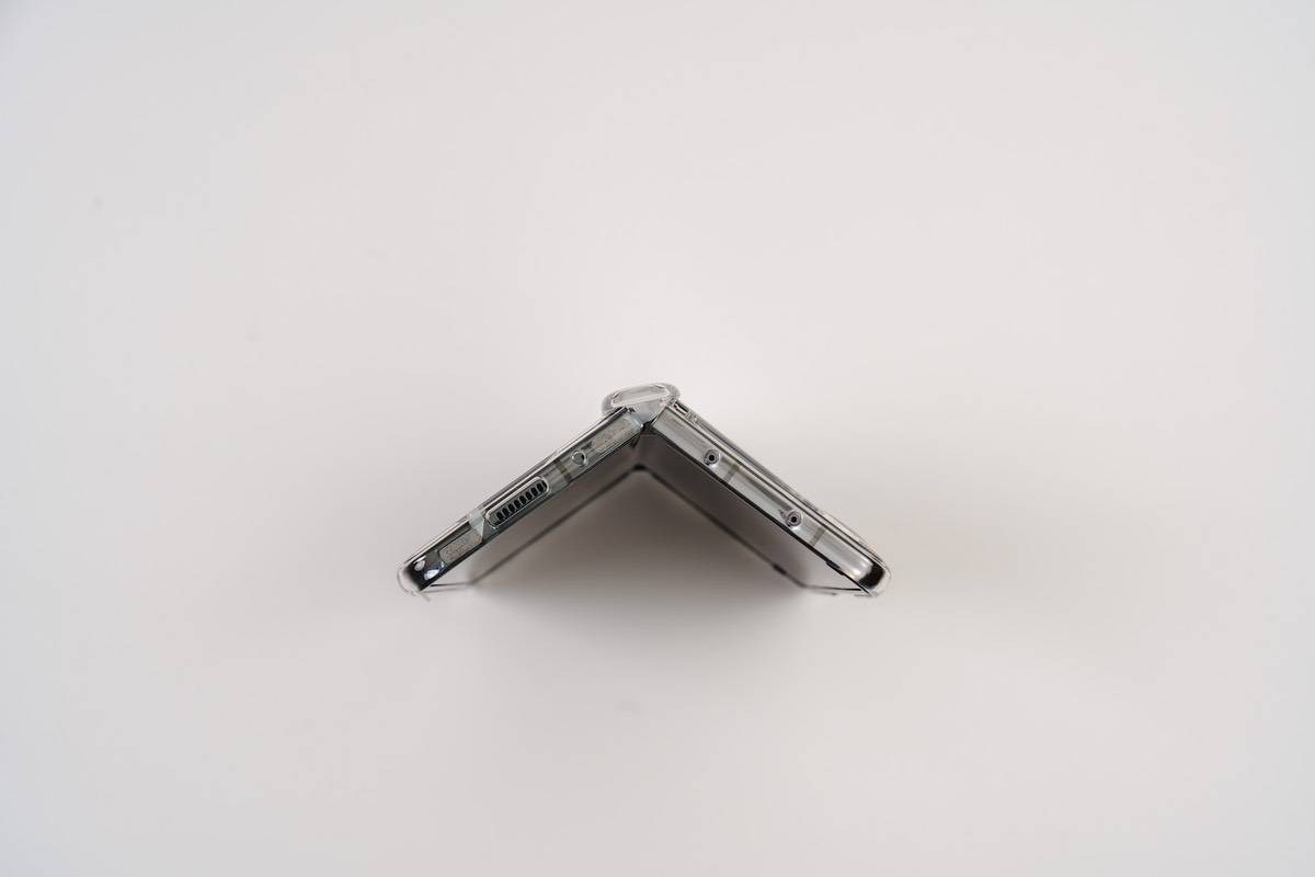 Spigen Thin Fit Pro for Galaxy Z Fold5のヒンジ保護はスライドすることで開閉に支障はない