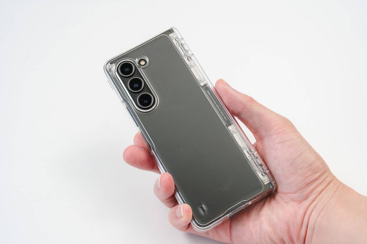 Spigen Thin Fit Pro for Galaxy Z Fold5はミニマルな見た目をしている