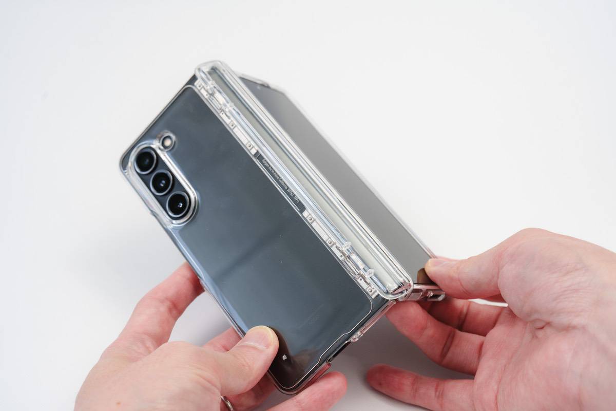 Spigen Thin Fit Pro for Galaxy Z Fold5は開閉に合わせて動いている