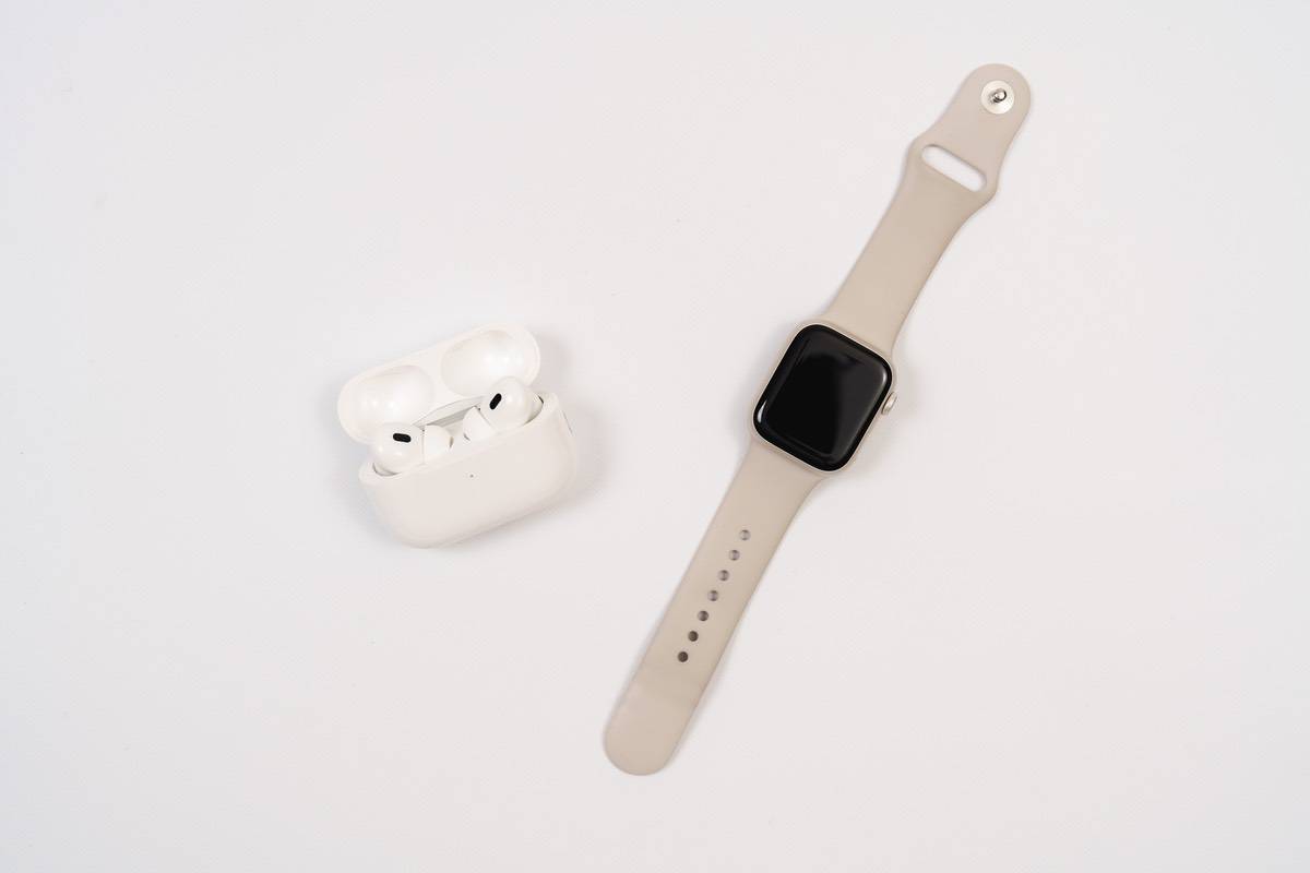 AirPods Pro 2とApple Watch Series 8を並べてみた