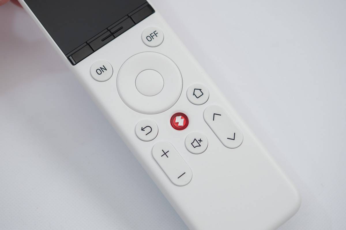SwitchBot 学習リモコンにはテレビリモコンのようなボタンが配置されている