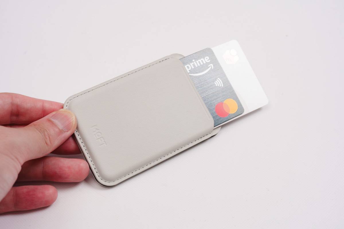 フラッシュウォレット＆スタンド-MagSafeにはカードを2枚まで収納可能となっている