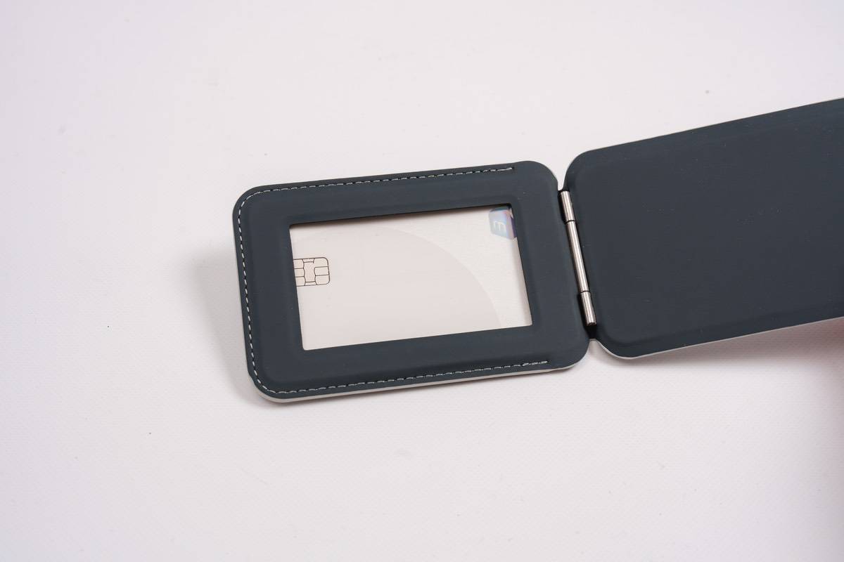 フラッシュウォレット＆スタンド-MagSafeにはクリアウィンドウが搭載されており、カード面が見える