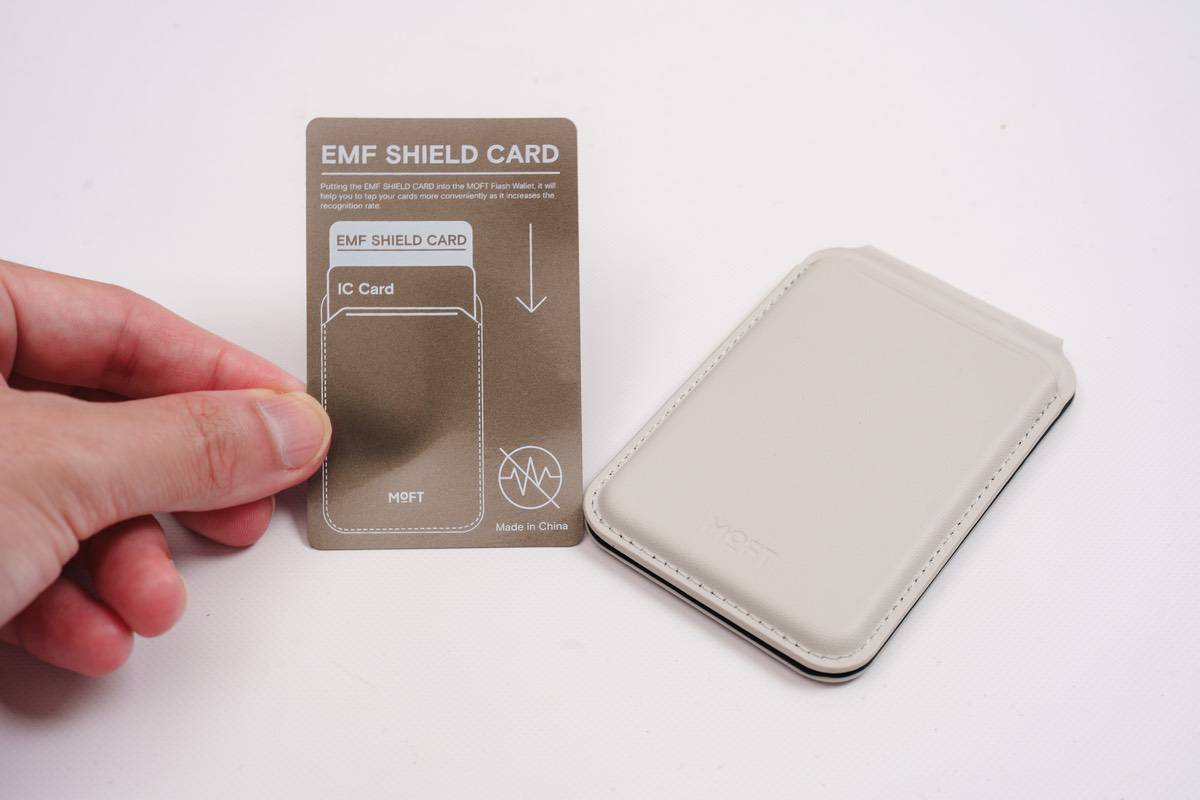 フラッシュウォレット＆スタンド-MagSafeには磁気干渉を防ぐEMF SHIELD CARDが付属している