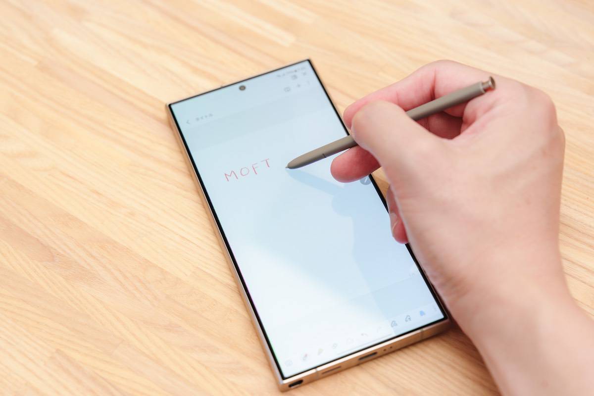 Galaxy S24 Ultraにパッとメモを取っている